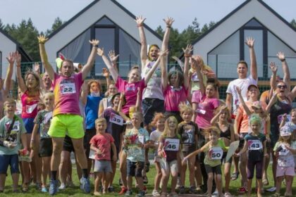 Trendy wakacyjne 2026: domki zamiast hoteli, animacje zamiast tabletów