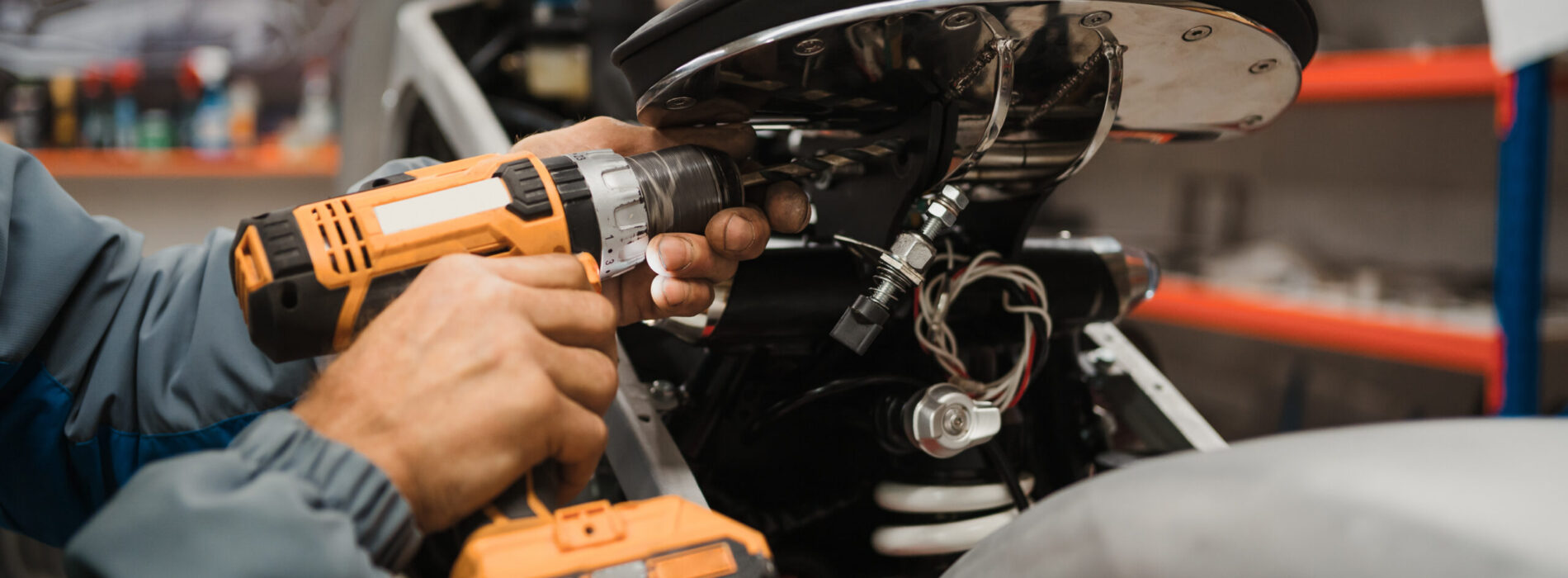 Jakie narzędzia warsztatowe są niezbędne przy naprawie zawieszenia?