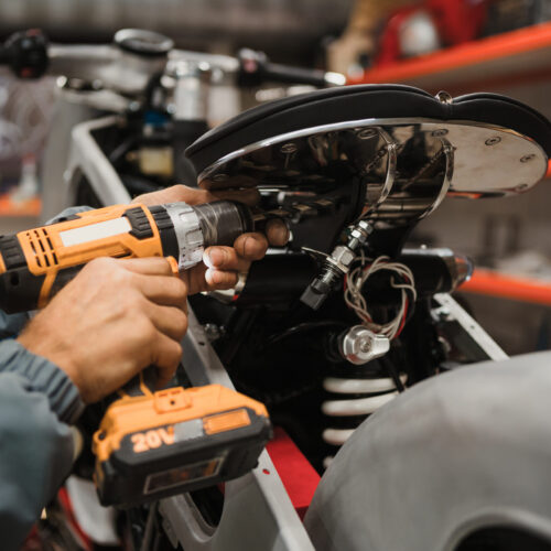 Jakie narzędzia warsztatowe są niezbędne przy naprawie zawieszenia?